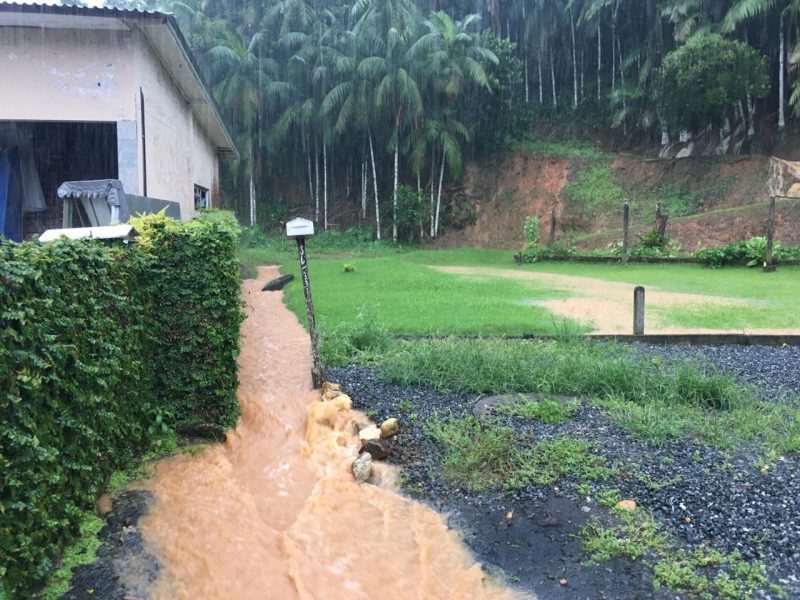 Carro e caminhão ficam presos em buraco na pista, em Salvador.