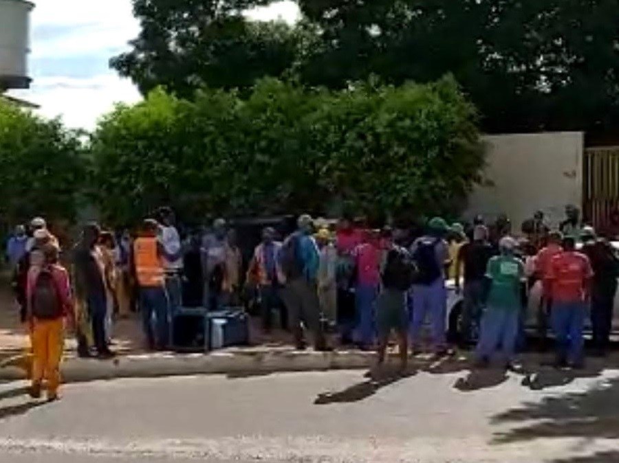 Reeleita, Moema Gramacho (PT) demite mais de 5 mil funcionários em Lauro de Freitas, Bahia.