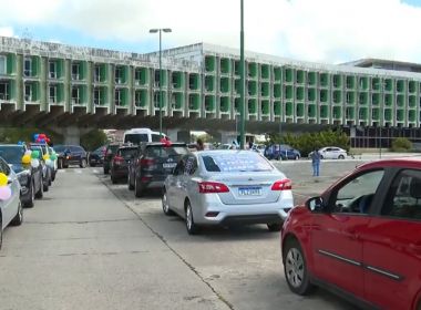 Pais de alunos da rede privada fazem protesto na SEC e pedem retorno das aulas