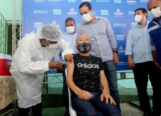 Primeiros vacinados em Salvador não relatam efeitos colaterais
