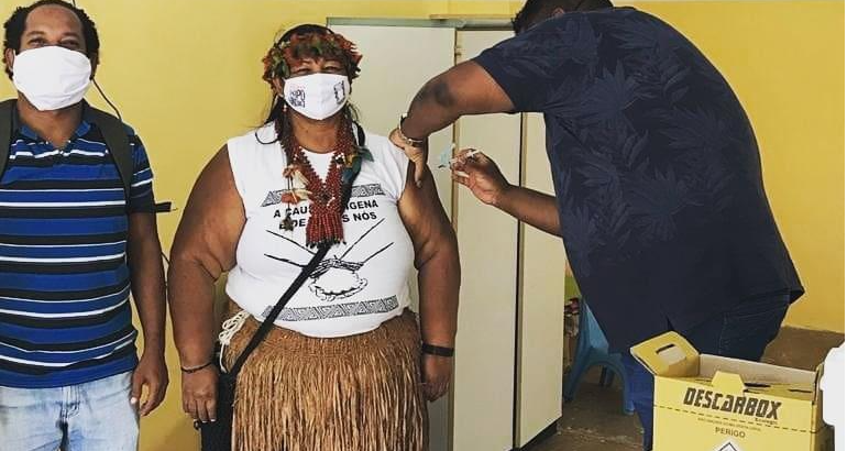 Lideranças indígenas atendidas pelo Cesol recebem primeira dose da vacina