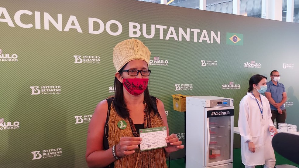 Mulher indígena e baiana é vacinada contra Covid-19 no Brasil fala sobre respeito aos cientistas e imunização: ‘É importante’