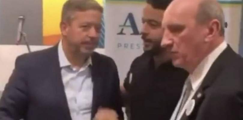 Sem máscaras, deputados baianos participam de aglomeração em apoio a Arthur Lira.