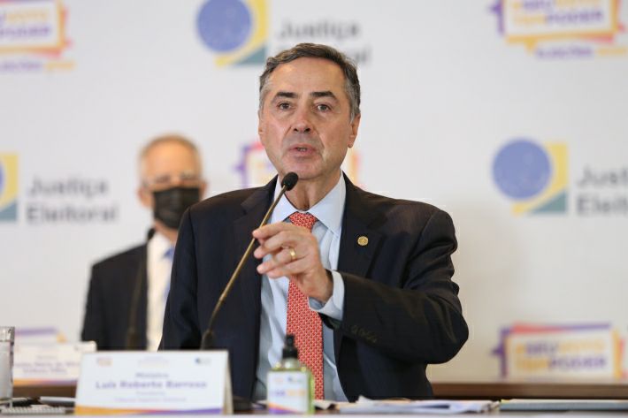 Barroso reage a fala de Bolsonaro sobre fraude e diz que ‘lida com fatos e provas’