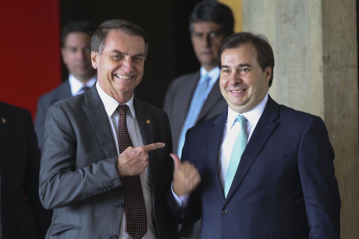 “Covarde”, diz Maia sobre postura de Bolsonaro em relação a Pazuello