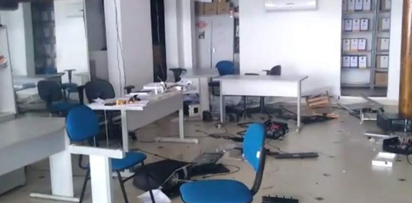Funcionário de órgão de trânsito tem ataque de fúria e destrói equipamentos de escritório em Ilhéus; veja vídeo