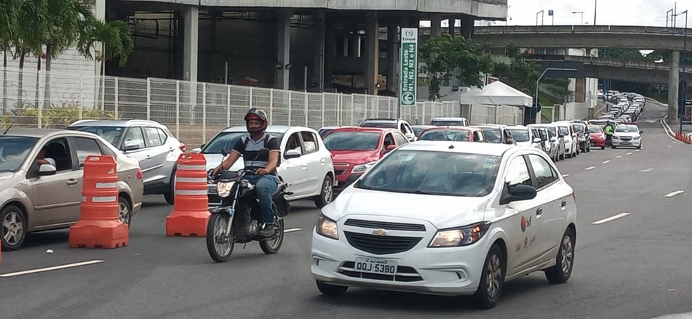 Salvador registra longas filas em drives de vacinação nesta sexta-feira