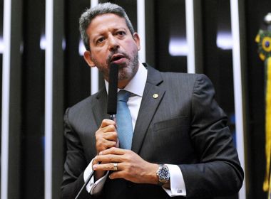 Na pandemia, Lira quer colocar jornalistas em sala sem janelas na Câmara.