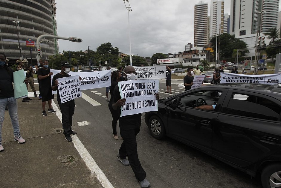 Profissionais de eventos pedem esmola em Salvador: ‘Ninguém está nos assistindo’