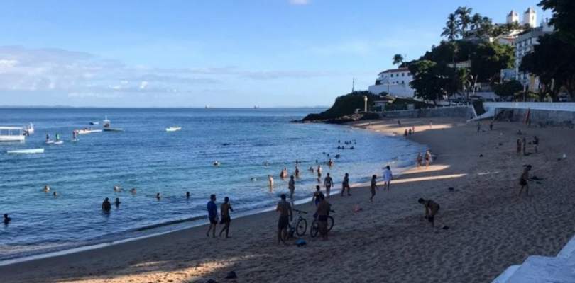 Praia do Porto da Barra tem manhã movimentada e GCM diz que situação já foi controlada