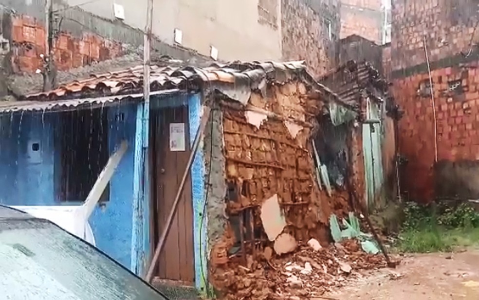 Mau tempo: Parte de casa desaba em Salvador; não houve feridos