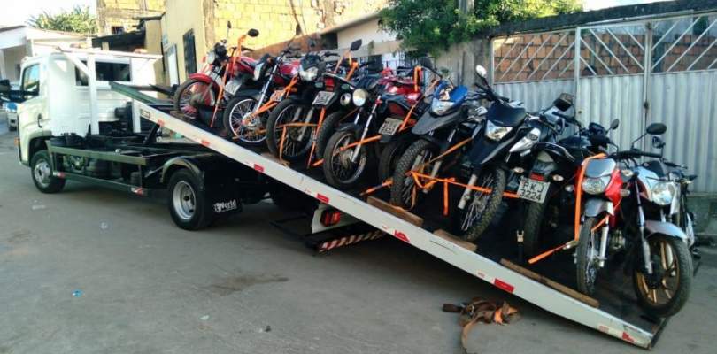 PMs são recebidos a tiros em festa paredão no Subúrbio Ferroviário; 13 motos são abandonadas e apreendidas.