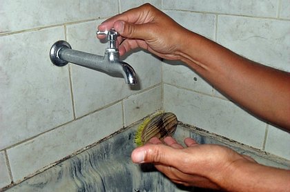 Interrupção do fornecimento de água inclui novos bairros de Salvador nesta terça