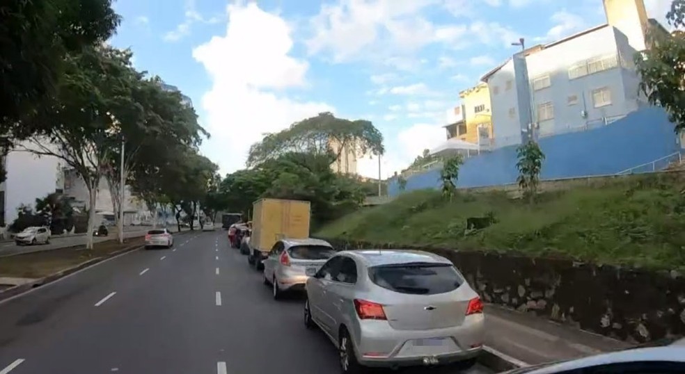 Vacinação de 1ª dose é retomada com filas em Salvador nesta quinta-feira