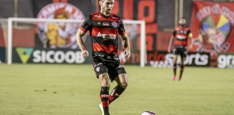 Vitória faz jogo apático, perde para o Goiás e se aproxima da Série C