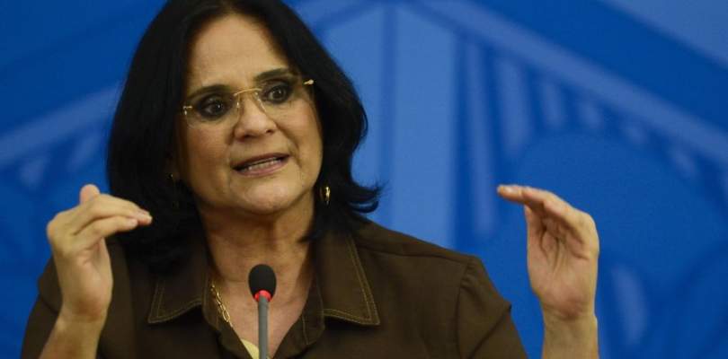 Damares Alves defende veto de Bolsonaro à distribuição gratuita de absorventes