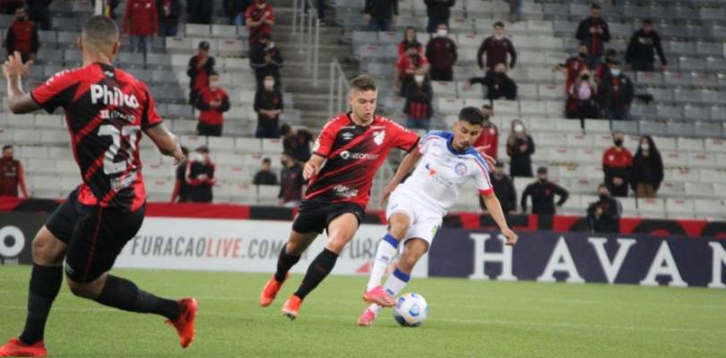 Na estreia de Guto Ferreira, Bahia vence o Athletico-PR e deixa a zona de rebaixamento