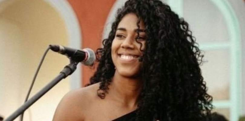 Cantora é agredida em restaurante e polícia investiga injúria racial: “Essa negra precisa aprender a cantar”