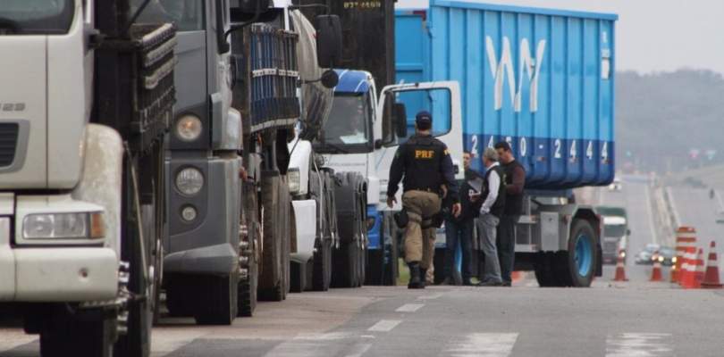 Justiça proíbe bloqueio de estradas federais por caminhoneiros em seis estados