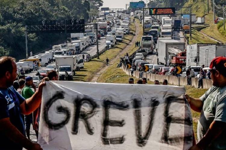 Caminhoneiros ameaçam parar dia 1º de novembro caso Bolsonaro não atenda demandas