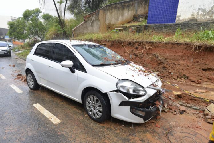 Muro desaba em carro na rua Macaúbas no Rio Vermelho