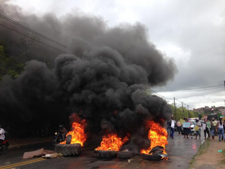 Manifestantes queimam pneus e bloqueiam pista em protesto contra aumento da gasolina