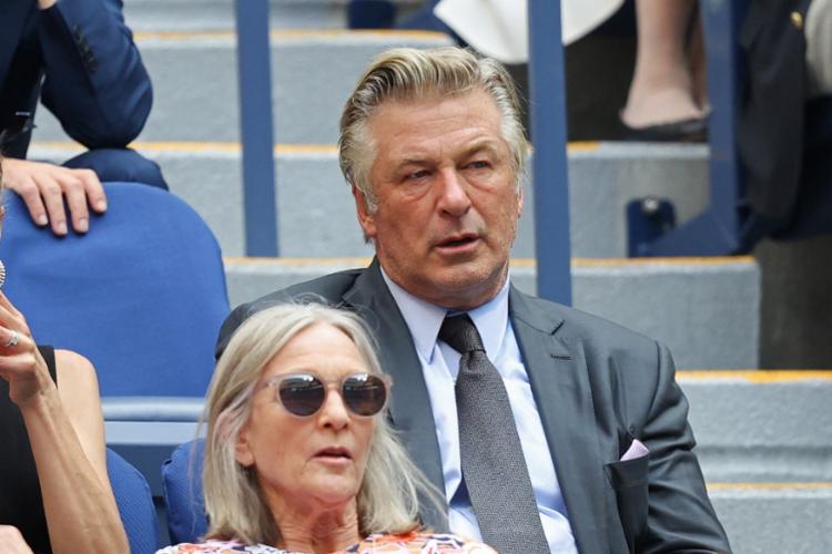 Alec Baldwin irá cancelar outros projetos após tragédia em filmagem, diz revista