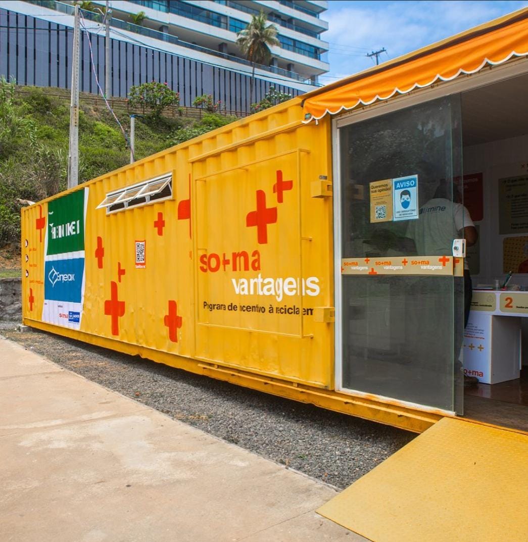 Unidade para resíduos recicláveis na Vila Caramuru no Rio Vermelho