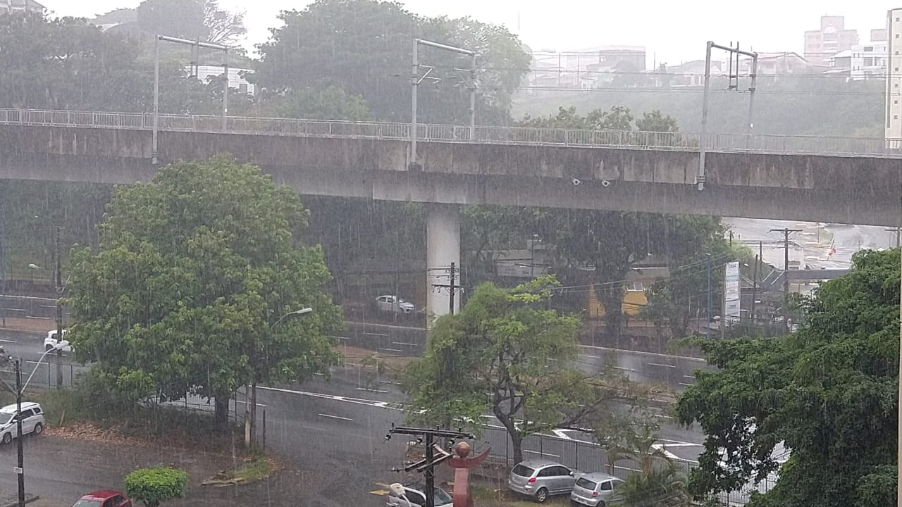 Forte chuva em Salvador causa transtornos