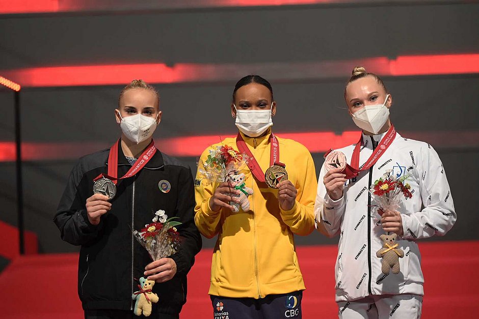 Rebeca Andrade é ouro no salto e prata nas barras do Mundial de ginástica