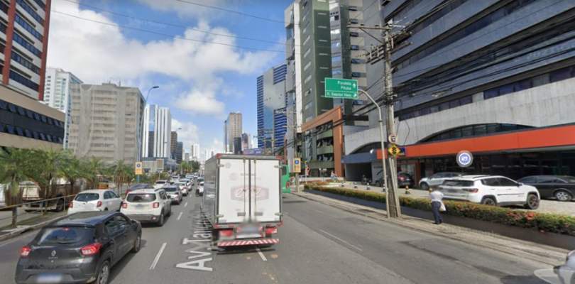 Após temporal com ventania, região da Av. Tancredo Neves fica sem energia elétrica
