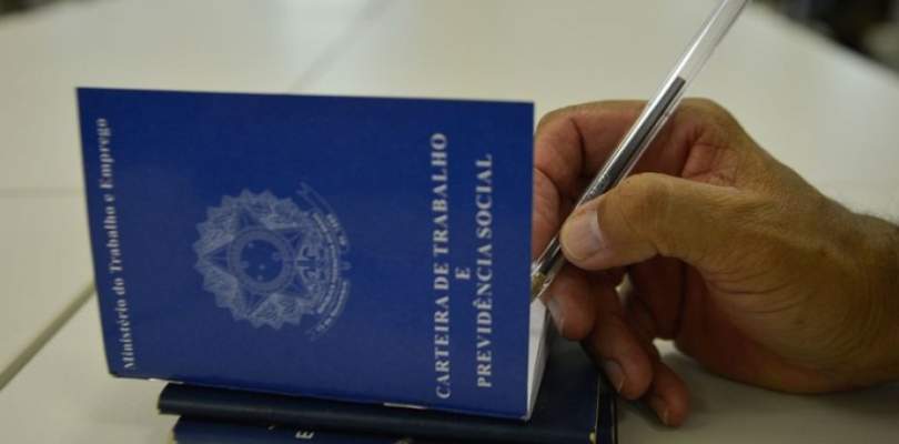 Governo flexibiliza regras trabalhistas e revê mais de mil normas