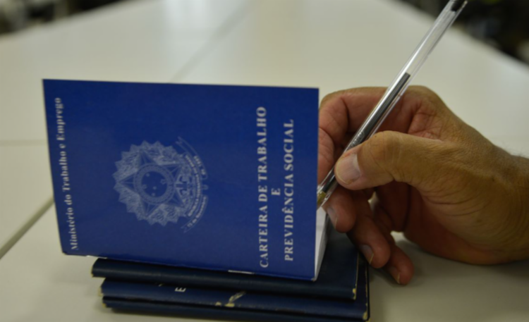Governo federal proíbe demissão de funcionário que se recusar a tomar vacina contra Covid