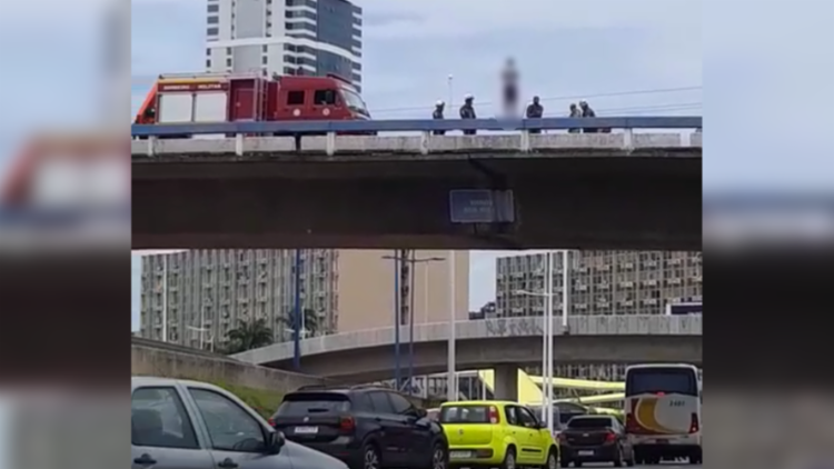 Homem é resgatado após tentar pular de viaduto na Av. ACM