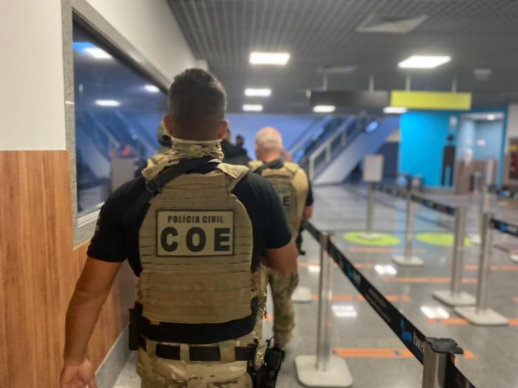 Suspeito de comandar grupo criminoso é preso no aeroporto de Salvador