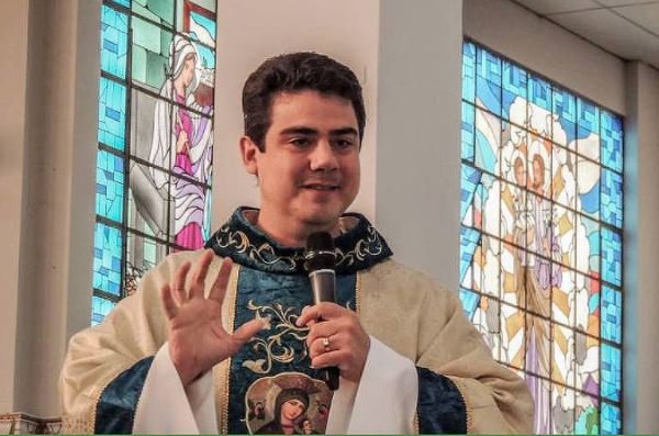 Polícia Federal pede prisão de padre celebridade