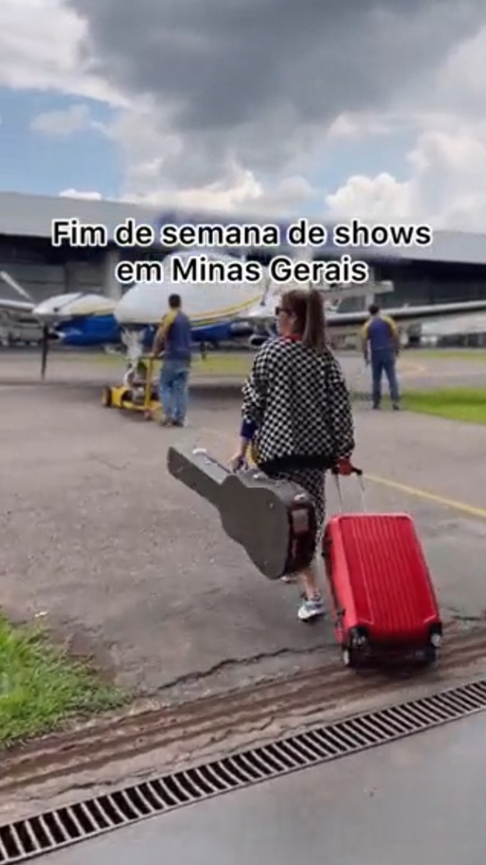 Avião com Marília Mendonça cai em MG, assessoria diz que cantora está bem