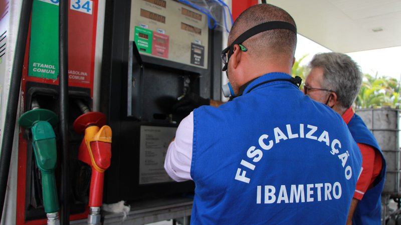 Operação fiscaliza postos de gasolina em Salvador e Feira