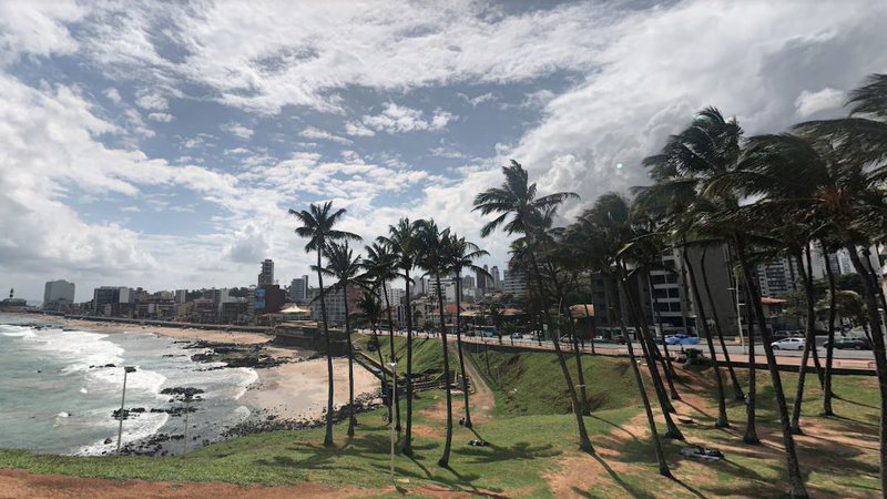 Morador da Barra é agredido por desconhecido enquanto caminhava na orla