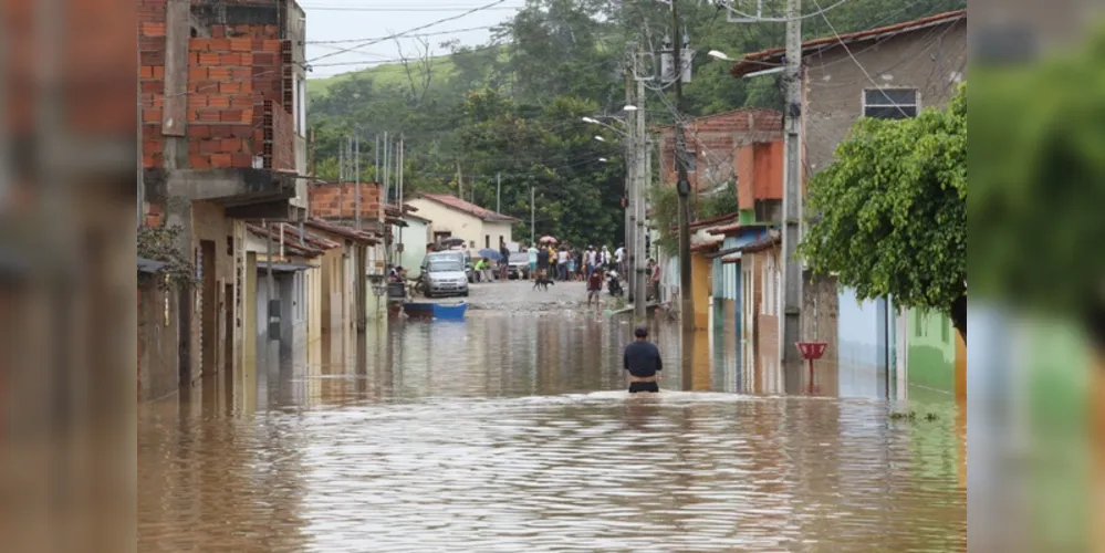 Temporais deixam mais 2 mil desabrigados em Minas Gerais