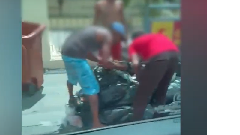 Em busca de comida, grupo cata lixo na porta de delicatessen na Pituba