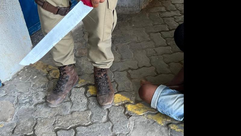 Homem utiliza facão para roubar cidadãos em Itapuã