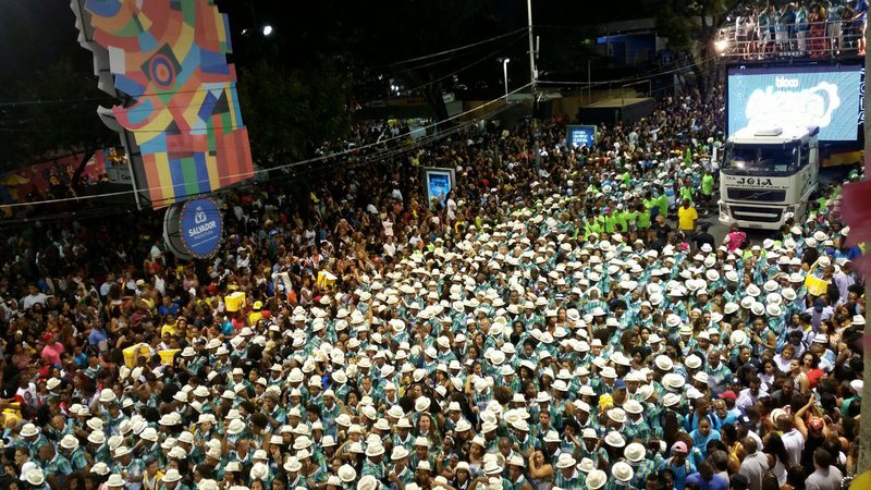 Trabalhador pode ser demitido por falta durante o Carnaval; saiba maisE lá se vai mais um ano em que o baiano é abatido com a tristeza do cancelamento da maior festa popular do mundo. Pelo segundo ano consecutivo, o Carnaval foi cancelado em Salvador. Para muitos que não curtem tanto a folia, a data representava um momento de descanso. Pode não parecer, mas o fato é que o Carnaval não é feriado em nenhum dos seus dias, nem mesmo na segunda, terça ou quarta de cinzas.