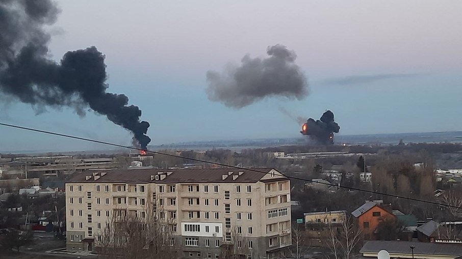 Invasão da Rússia destrói bases militares e pistas aéreas na Ucrânia