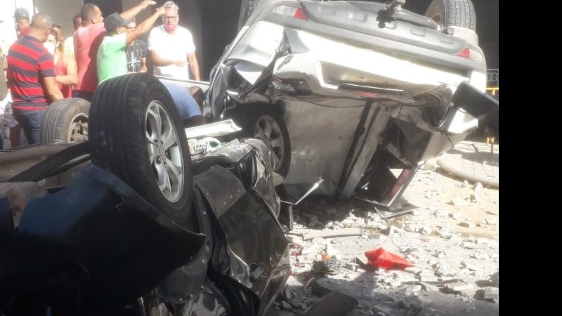 Carros despencam de edifício garagem em Salvador; veja vídeo￼