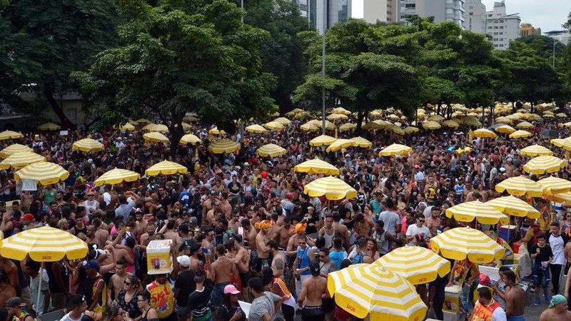 Brasileiros se revoltam após jornal britânico falar mal do Carnaval durante guerra da Ucrânia