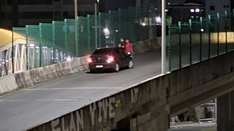 Passageiro é retirado de veículo por aplicativo e executado a tiros na Avenida Paralela￼