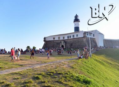 Centrais sindicais realizam ato no Farol da Barra no Dia do Trabalhador