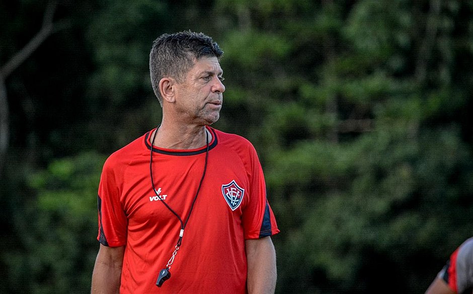 Elenco inchado e apostas pouco produtivas: o que Fabiano Soares encontrou no Vitória