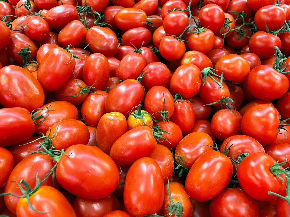 Entenda por que a cenoura e o tomate lideram a alta dos alimentos no Brasil